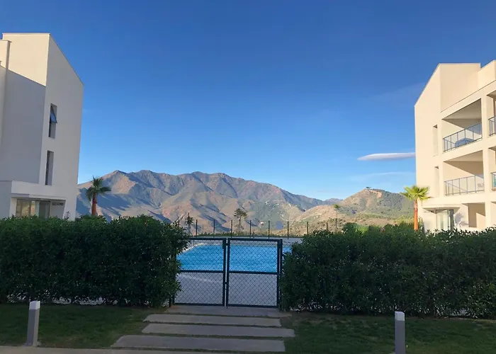 Apartment - Sleeps 4 - Parking - Garden - Pool