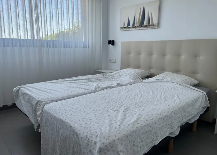 Apartment - Sleeps 4 - Parking - Garden - Pool