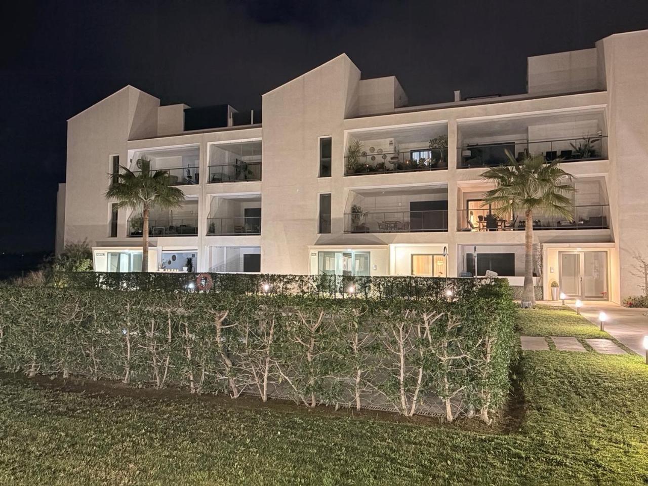 - Sleeps 4 - Parking - Garden - Pool Appartement *