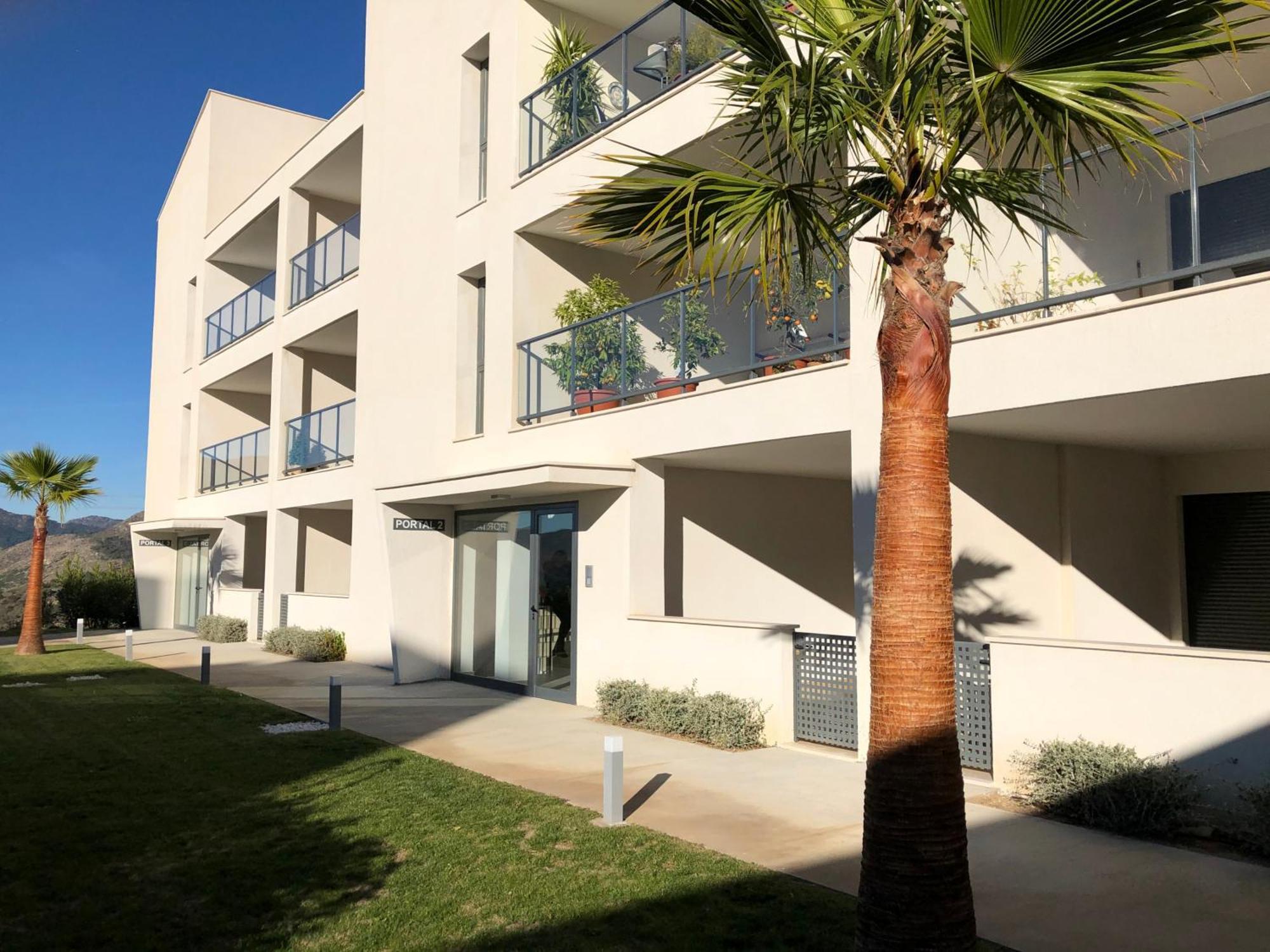 - Sleeps 4 - Parking - Garden - Pool *