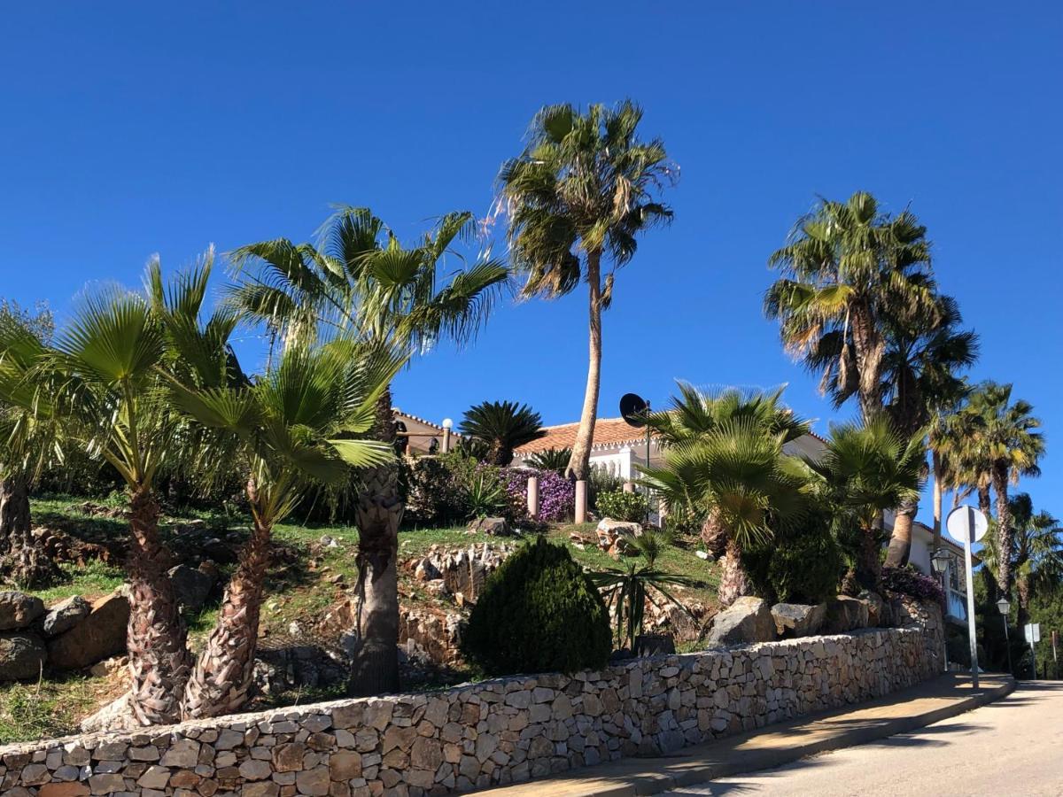 - Sleeps 4 - Parking - Garden - Pool